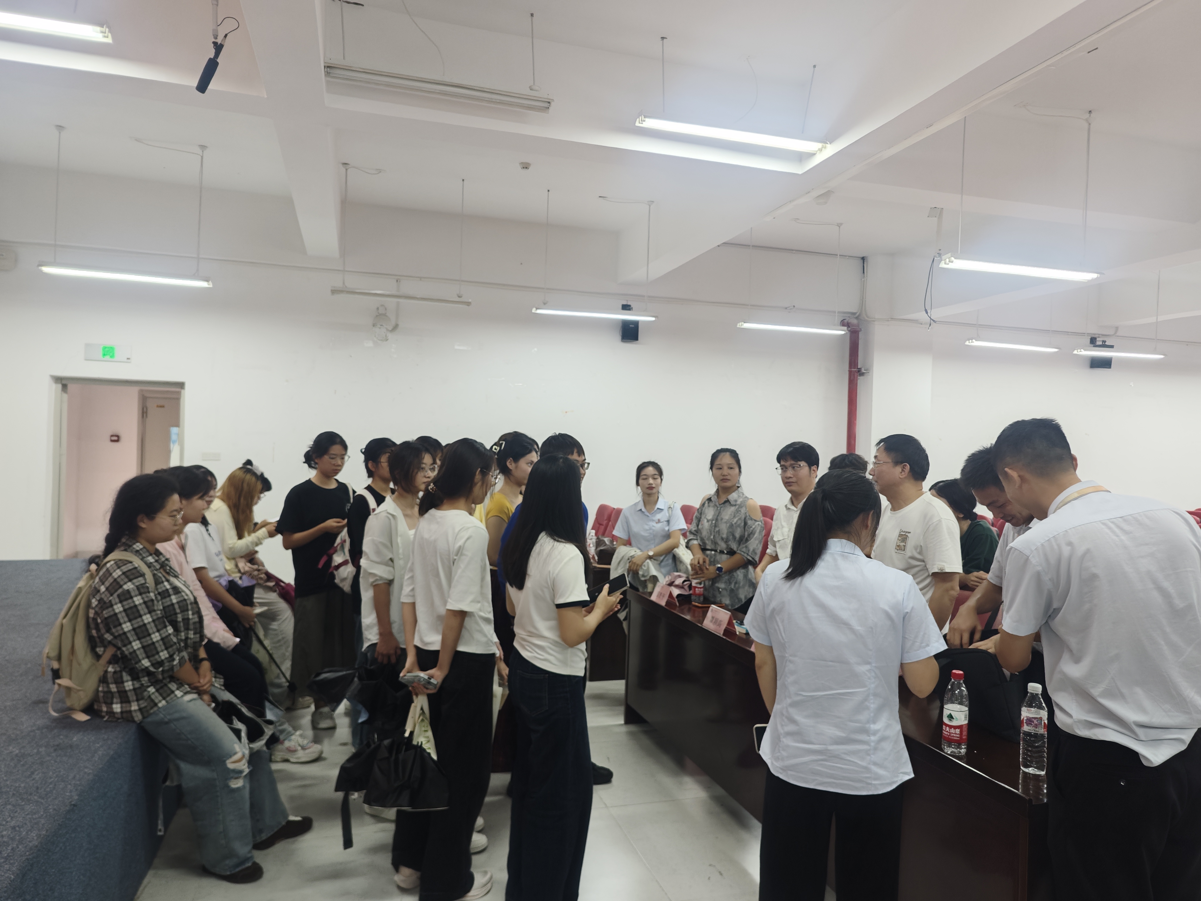 图3 毕业生与光大百龄帮深入交流.jpg 无码影片